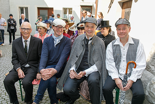 Gäste der Deutschen Sherlock-Holmes-Gesellschaft im Kostüm
