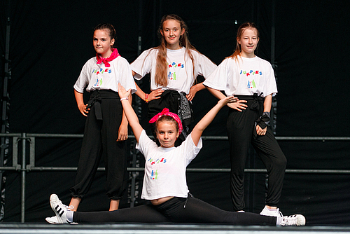 Junge Mädchen posieren auf der Bühne