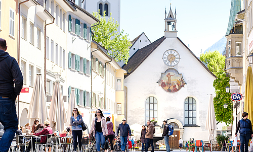 Mehrere Personen laufen in der Marktgasse in Feldkirch. 