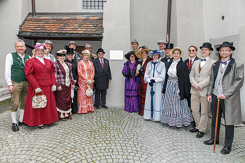 Gäste der Deutschen Sherlock-Holmes-Gesellschaft im Kostüm mit neuem Schild