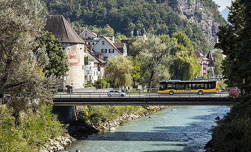 Ein Stadtbus fährt über die Montfortbrücke.