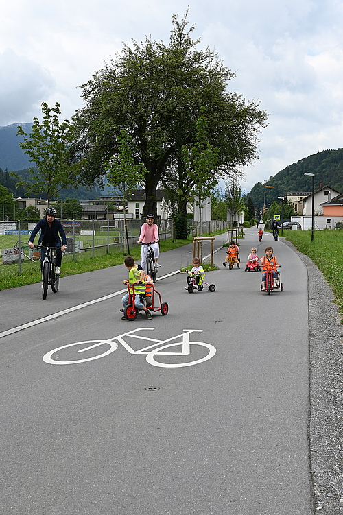 Bürgermeister Manfred Rädler und Vizebürgermeisterin Andrea Kerbleder fahren zusammen mit ein paar Kindern auf der eröffneten Fahrradstraße in Altenstadt. 