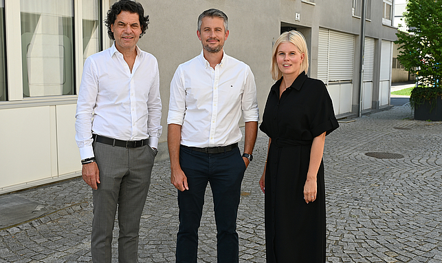 Bürgermeister Manfred Rädler mit dem neuen Hausarzt Stephan Wille-Angerer und Stadträtin Julia Berchtold. 