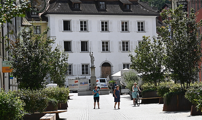 Die Neustadt in Feldkirch mit Blick auf die Alte Dogana und die Schattenburg