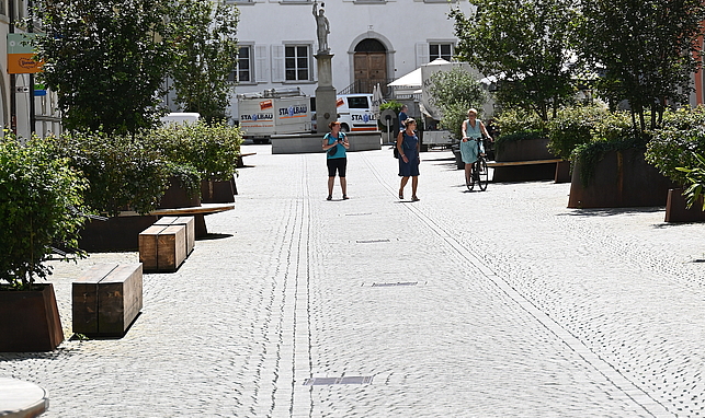 Die Neustadt in Feldkirch mit Blick auf die Alte Dogana und die Schattenburg