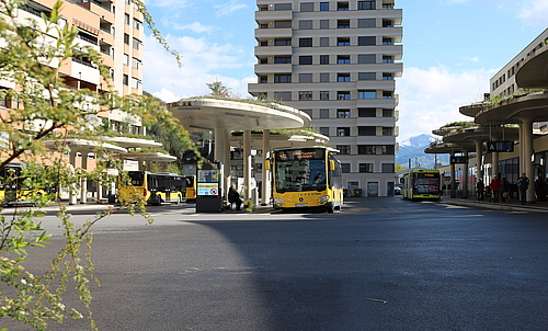 Ein Stadtbus steht an einem Abfahrtssteig an der Bahnhofcity.