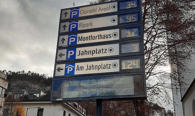 Eine Tafel mit Anzeigen zu den nächsten Parkplätzen sowie Anzahl der aktuell freien Parkplätze