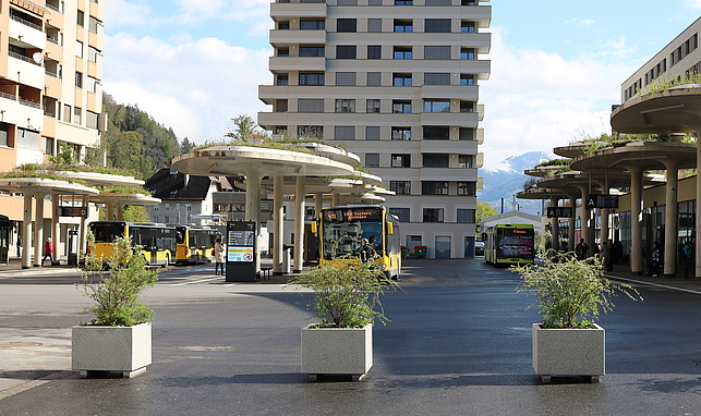 Bahnhofsvorplatz in Feldkirch, Busse stehen an den Bussteigen 