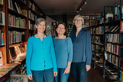 Portraitfoto von Eva Hirschmann, Monika Rehlendt und Sonja Teufel-Müller, Leitungen der Öffentlichen Bücherei Gisingen