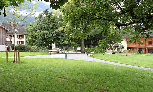 Dorfpark in Tisis