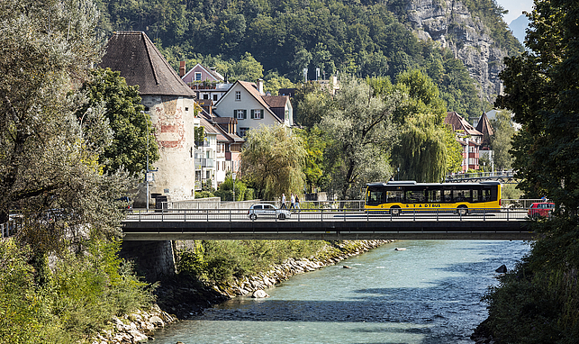 Ein Stadtbus fährt über die Montfortbrücke. 