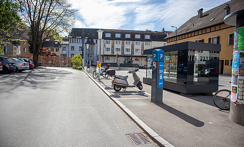 Parkautomat am Jahnplatz, neben dem Automaten steht ein Moped.