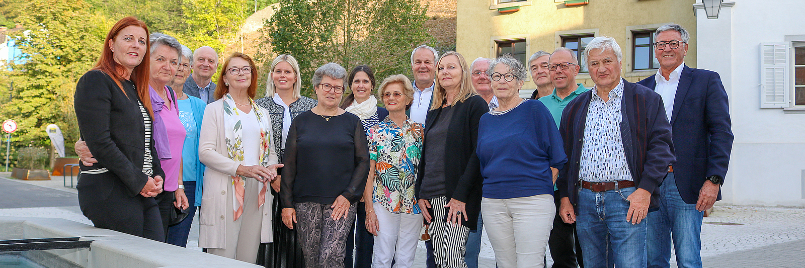Die Mitglieder des Seniorenbeirats stehen vor dem Brunnen in der Neustadt.
