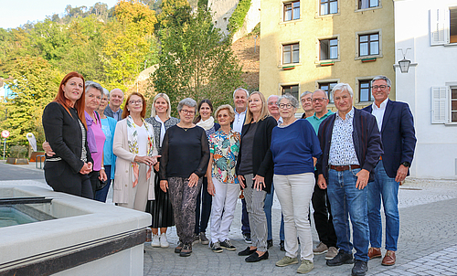 Die Mitglieder des Seniorenbeirats stehen vor dem Brunnen in der Neustadt.