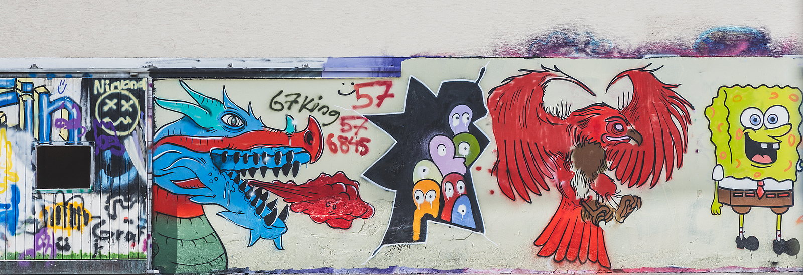 Eine Wand, die mit Graffitis besprüht ist.