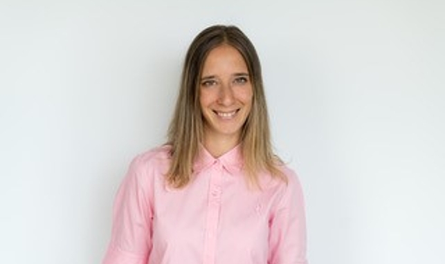 Das Bild zeigt Stefanie Matei in einer rosaroten Bluse