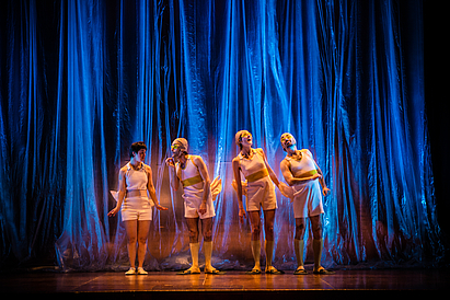 Vier als Enten verkleidete Personen auf einer Bühne