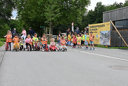 Einige Kinder fahren nebeneinander auf der Fahrradstraße in Altenstadt. 