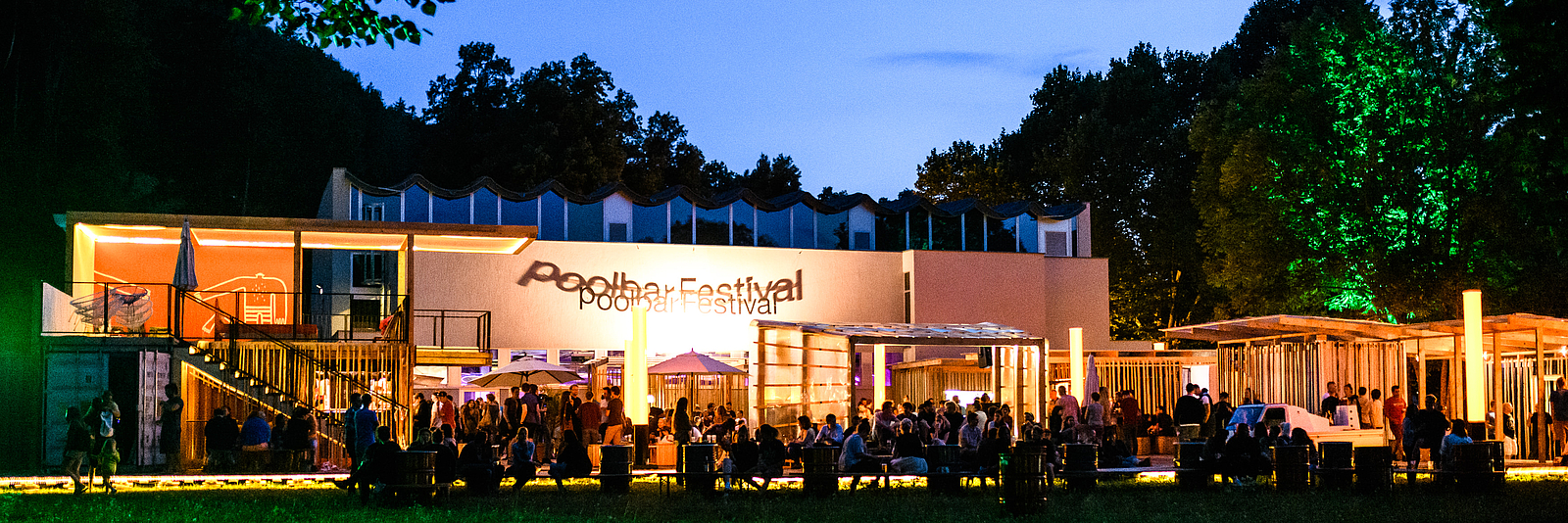 Das Poolbar-Festival im Alten Hallenbad von der Ferne am Abend. 