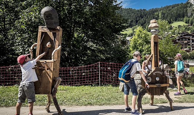 Große Holzskulpturen mit spielenden Kindern
