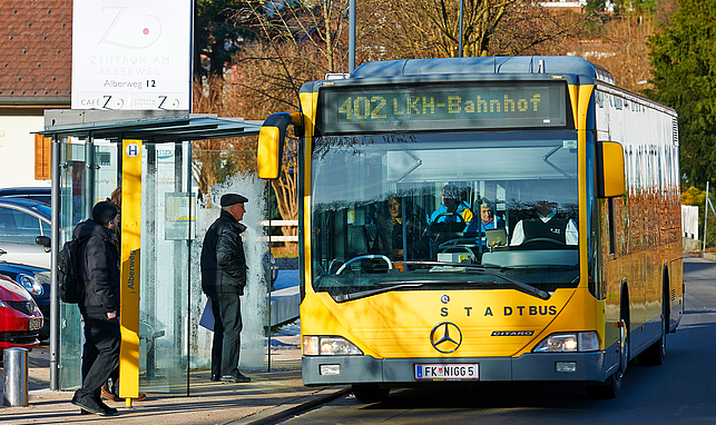 Ein Bus der Linie 402 hält am Alberweg in Tosters